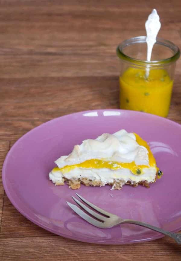 Kalorienarmer Cheesecake mit Mango-Passionsfrucht und Baiserhaube