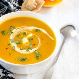 Kürbissuppe mit Ingwer und Kokosmilch - die leichte Variante. Simpel, schnell, unheimlich lecker. Zu finden auf www.einepriselecker.de