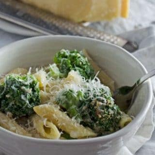 Nudelauflauf mit Brokkoli und Parmesansauce, leicht, ohne Ei, schnell gemacht und kalorienarm. www.einepriselecker.de