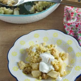 Crumble mit karamellisierten Birnen und Ricotta-Jogurtcreme. Schnell gemacht, mega köstlich.Recipe also in english. www.einepriselecker.de