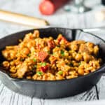 Reis mit Hähnchen, Chorizo und Kichererbsen in einer gusseisernen Pfanne