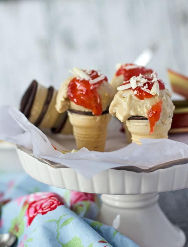 Rubarb-icecream. Rhabarber-Quark-Eis mit weißer Schokolade und Erbeerkonfitüre. Fruchtig, cremig, kalorienarm. Recipe also in english.
