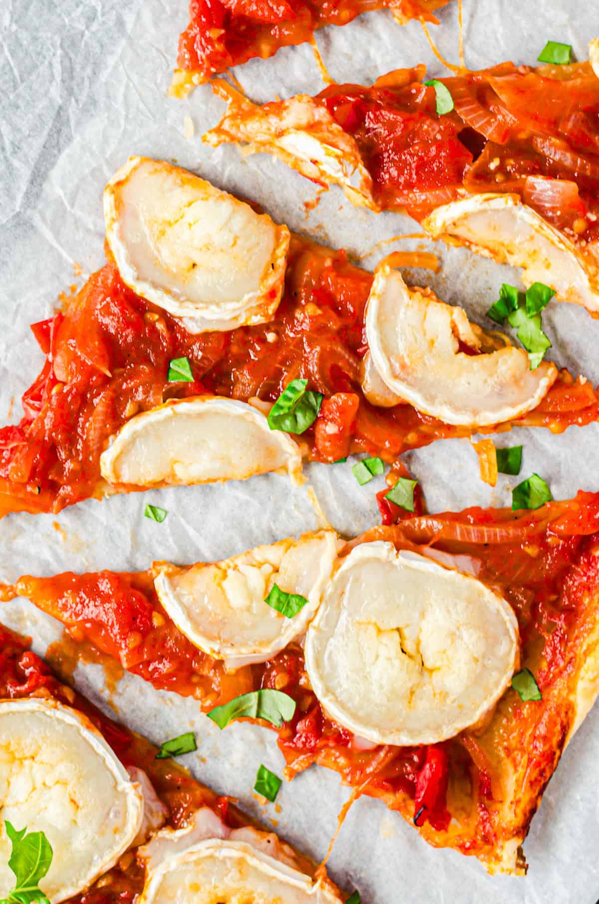 Blätterteigtarte mit geschmorten Tomaten in Dreiecke geschnitten, von oben