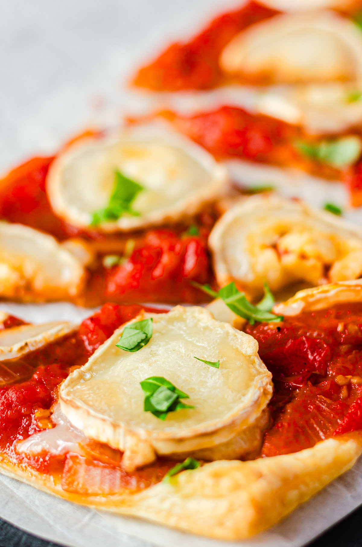 Blätterteigtarte mit geschmorten Tomaten in Dreiecke geschnitten, Nahaufnahme