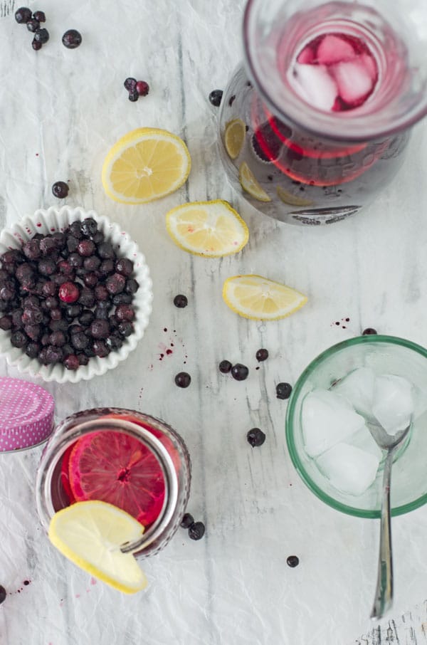 blueberry ice tea with jasmine and lemon. Eistee mit Blaubeeren, Jasmin und Zitrone. Recipe also in english!