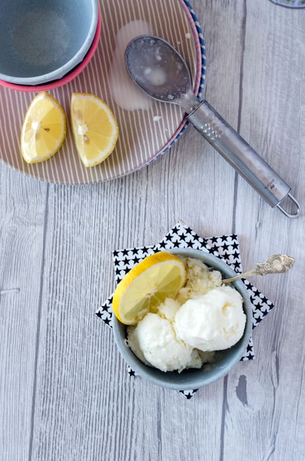 Frozen Joghurt mit Zitrone in hellblauer Schale von oben
