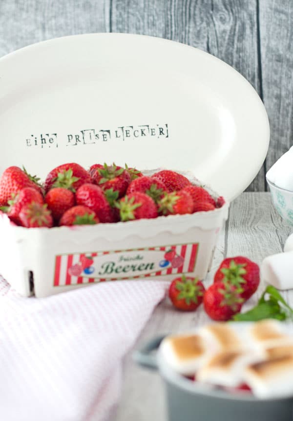minted strawberries with marshmellow. Minz-Erdbeeren mit Marshmellows. Süß, fruchtig, aromatisch, kalorienarm und schnell gemacht! Recipe also in english!
