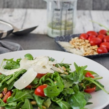leckerer Rucolasalat mit Pinienkernen, Tomaten und Parmesan. Kalorienarmes Dressing, schnell gemacht. //arugula with pine nuts, tomatoes and parmesan. low calorie dressig. Recipe also in english!