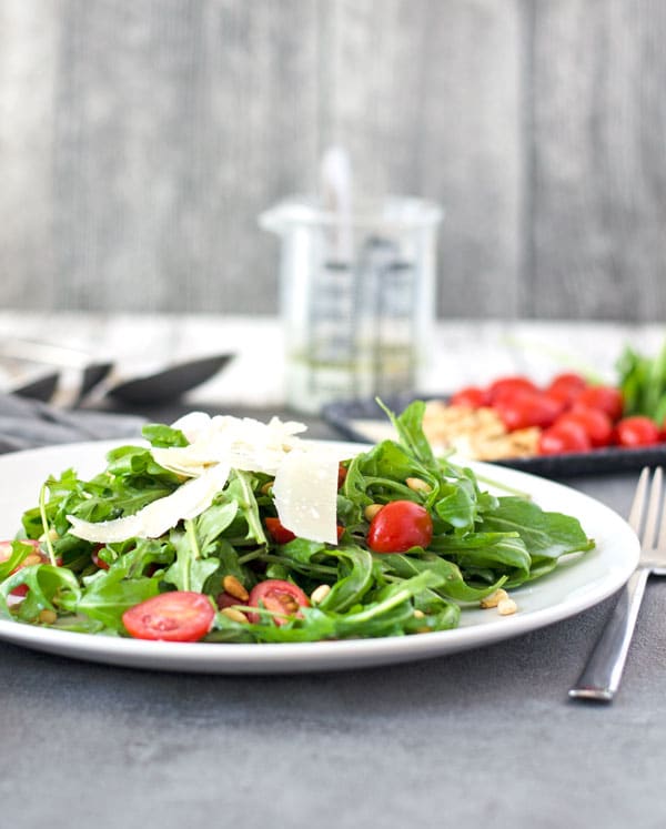leckerer Rucolasalat mit Pinienkernen, Tomaten und Parmesan. Kalorienarmes Dressing, schnell gemacht. //arugula with pine nuts, tomatoes and parmesan. low calorie dressig. Recipe also in english!