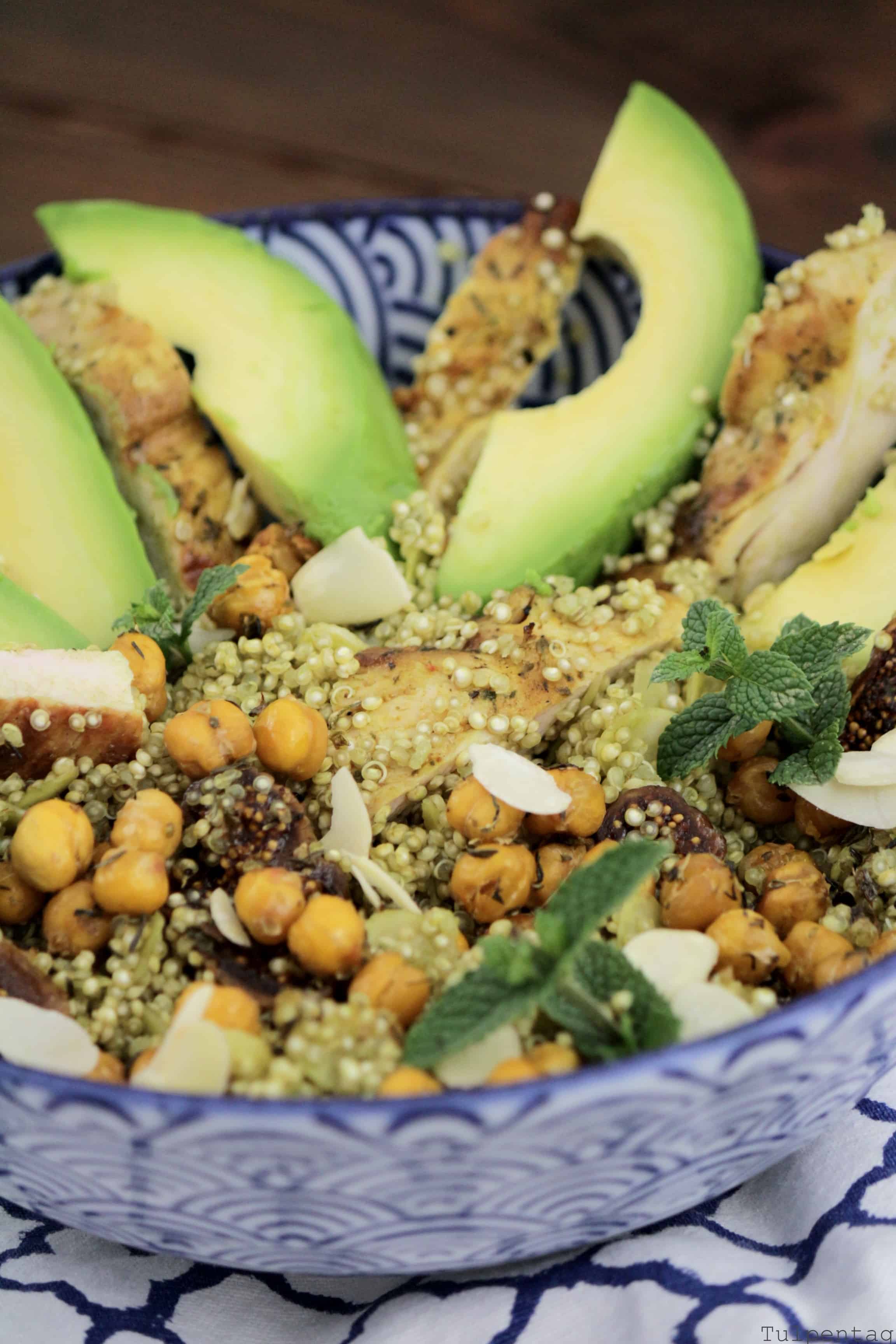 Quinoa-Salat mit Hähnchen, Kichererbsen und Feigen. Sommerlich, frisch und aromatisch. 