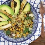 Quinoa-Salat mit Hähnchen, Kichererbsen und Feigen. Sommerlich, frisch und aromatisch.