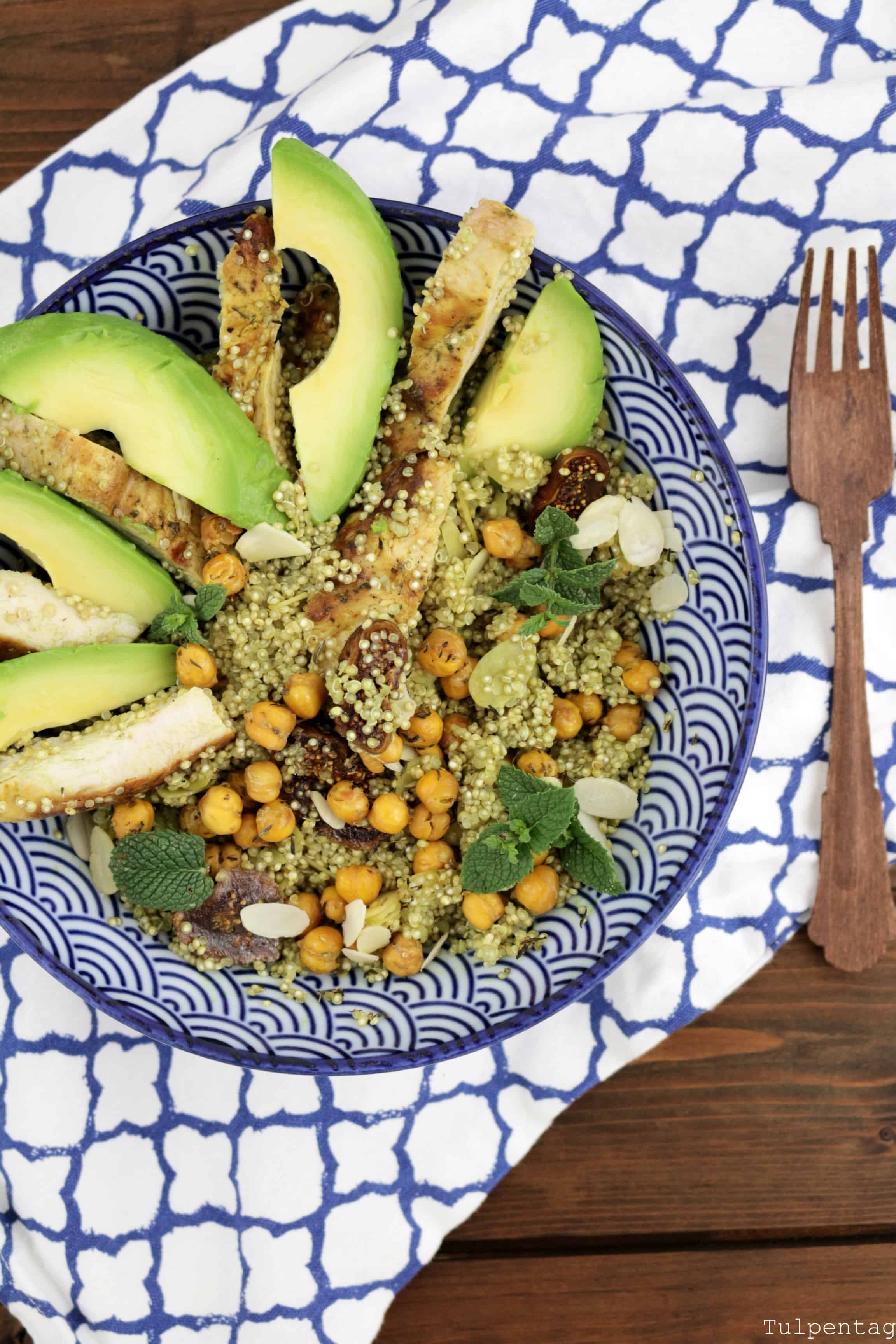 Quinoa-Salat mit Hähnchen, Kichererbsen und Feigen. Sommerlich, frisch und aromatisch.
