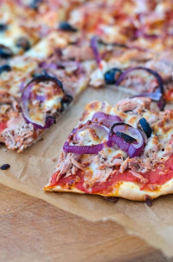 leckere Pizza mit knusprigem Hefeteig. #synchronbacken Pizzateig