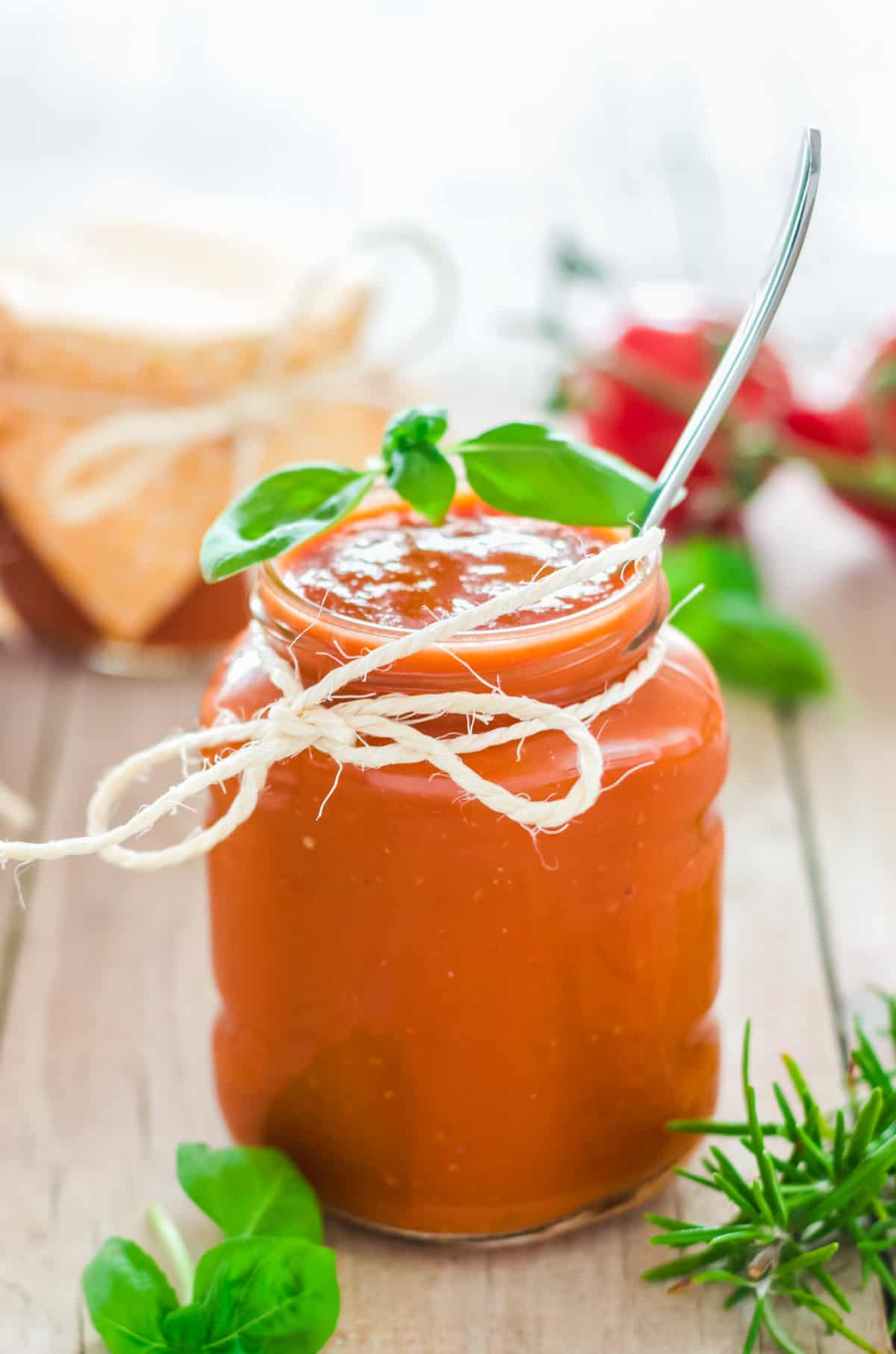 Tomatensauce in einem Glas mit Löffel drin