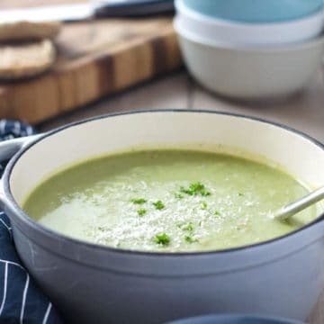 leckere, kalorienarme und sättigende Brokkoli-Käsesuppe mit Hack. Einfach gemacht, schnell auf dem Tisch. //low calorie broccoli-cheese soup with ground meat. Recipe also in english!