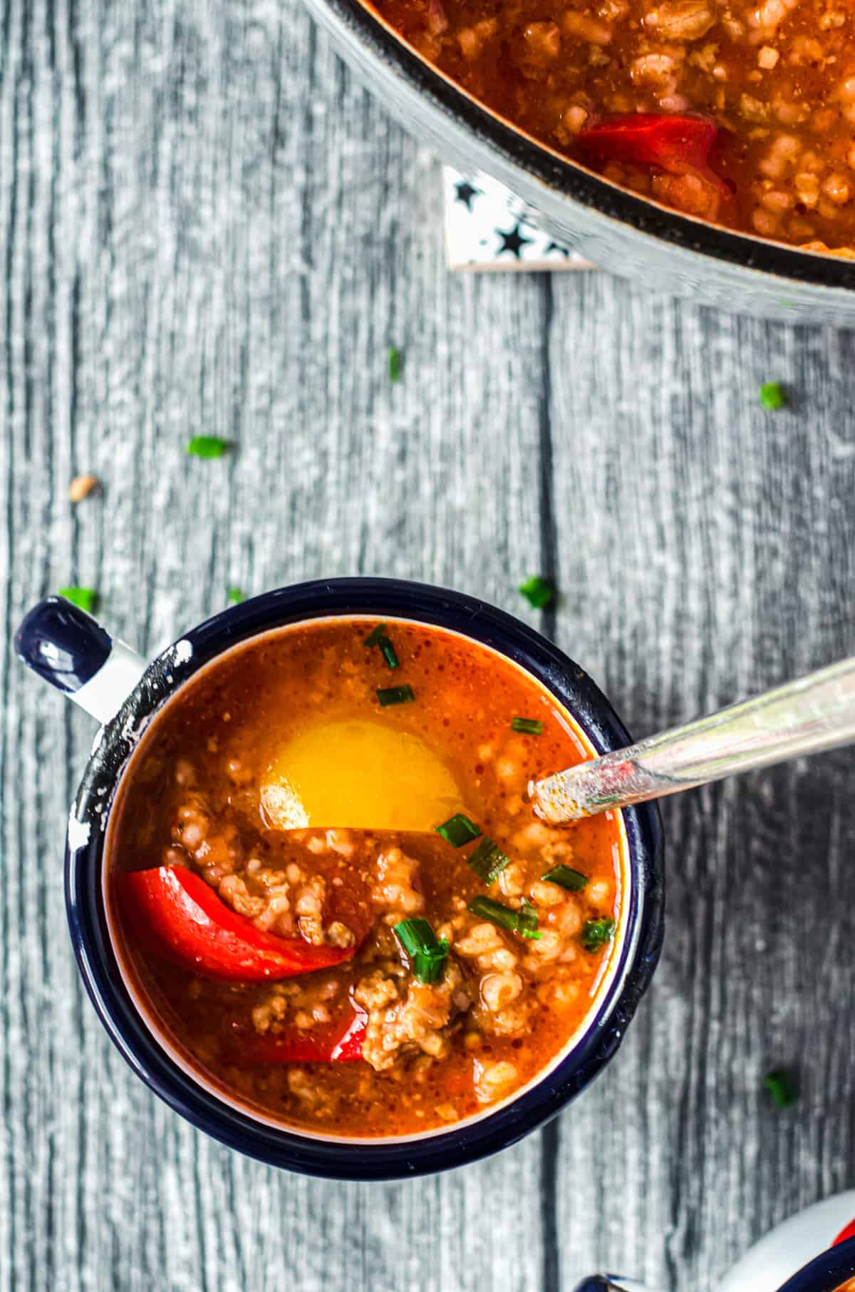 Eine Tasse mit gefüllter Paprika-Suppe von oben fotografiert