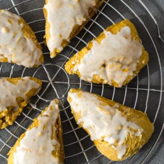 leckere, kalorienarme Kürbis-Scones mit Vanilleglasur // low calorie pumpkin-scones