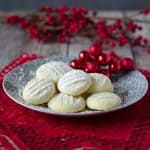 unglaublich zarte Schneeflöckchen Kekse. Sehr fein und gar nicht kompliziert zu machen. German snowflake cookies. Very tender and easy to make. Recipe also in english!