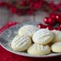 unglaublich zarte Schneeflöckchen Kekse. Sehr fein und gar nicht kompliziert zu machen. German snowflake cookies. Very tender and easy to make. Recipe also in english!