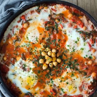 Shakshuka mit Spinat und Kichererbsen in einer Pfanne von oben fotografiert