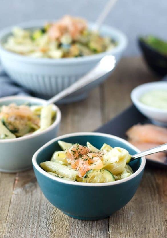 Nudelsalat mit Lachs und Avocado-Jogurtdressing - Eine Prise Lecker