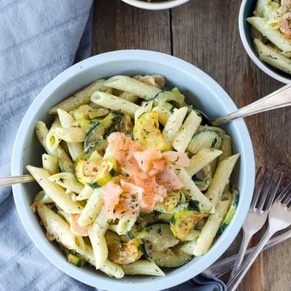 Nudelsalat mit Lachs und Avocado-Jogurtdressing - Eine Prise Lecker