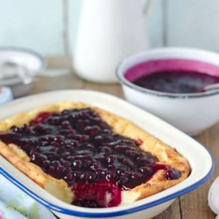 locker, lecker und kalorienarm ist dieser Quark-Grieß-Auflauf mit angedickten Heidelbeeren.