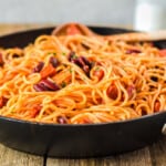 Spaghetti mit Tomatensauce in schwarzer Pfanne