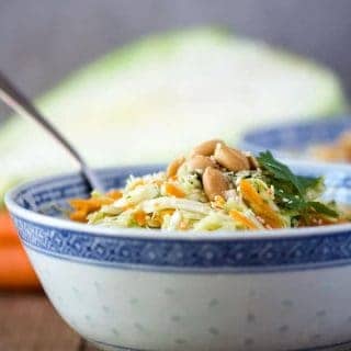 köstlicher, kalorienarmer Asiatischer Krautsalat. Ganz einfach gemacht, wunderbar knackig, einfach verdammt gut. //Asian coleslaw. Low calorie, easy to make from scratch. Recipe also in english!
