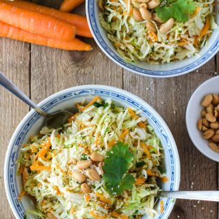 köstlicher, kalorienarmer Asiatischer Krautsalat. Ganz einfach gemacht, wunderbar knackig, einfach verdammt gut. //Asian coleslaw. Low calorie, easy to make from scratch. Recipe also in english!