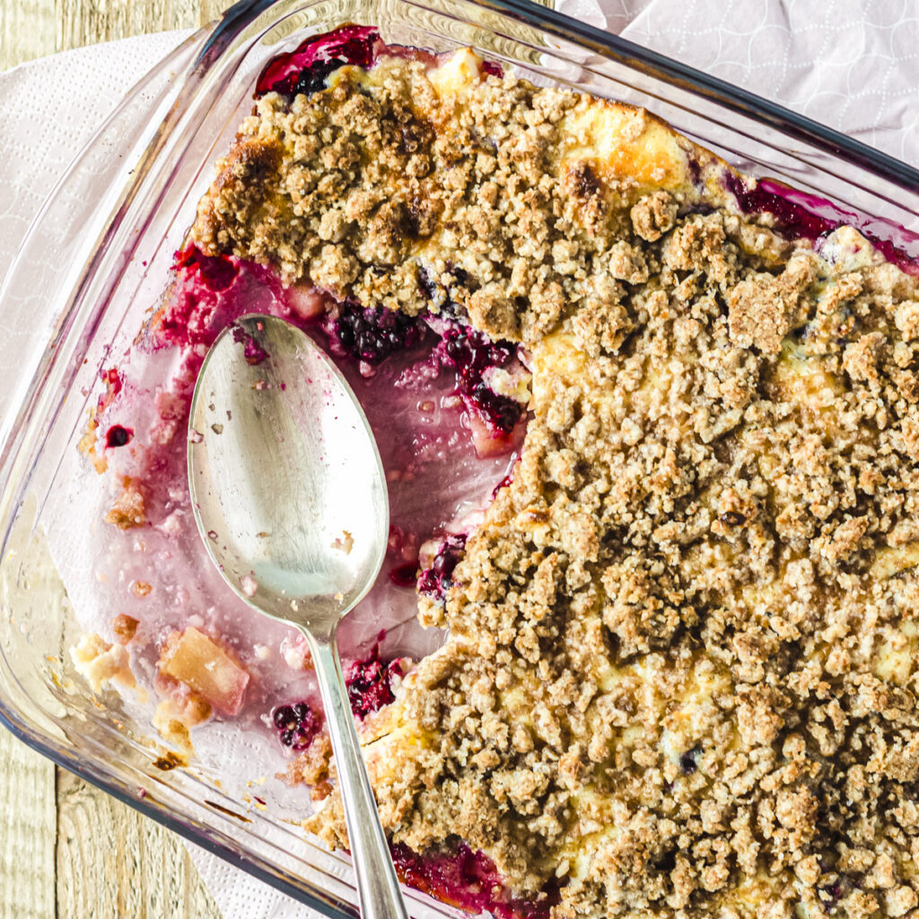 Apfel-Brombeer-Auflauf mit Streuseln in Glasform, Teil schon entnommen