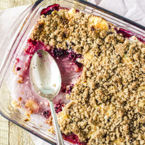 Apfel-Brombeer-Auflauf mit Streuseln in Glasform, Teil schon entnommen