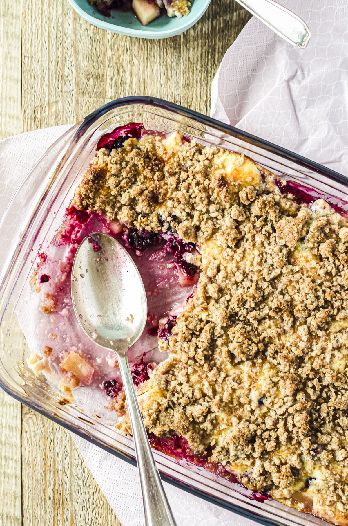Apfel-Brombeer-Auflauf mit Streuseln in Glasform von oben