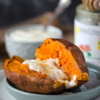 Blitzschnelle Süßkartoffel aus der Mikrowelle mit Jogurt, Honig und Zimt. Sehr lecker, sättigend, gesund und kalorienarm. www.einepriselecker.de
