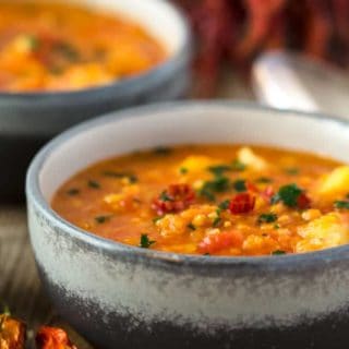 Curryeintopf mit Linsen, Kartoffeln und Blumenkohl in einer grauen Schüssel