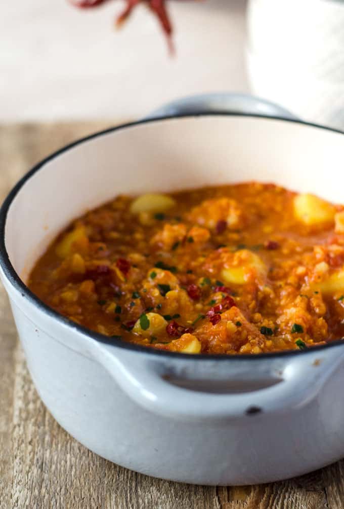 Mildes Curry mit Linsen, Kartoffeln und Blumenkohl. Kalorienarm, vegan und einfach gemacht. www.einepriselecker.de