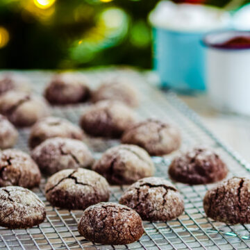 Schoko Crinkle Cookies auf einem Kuchengitter