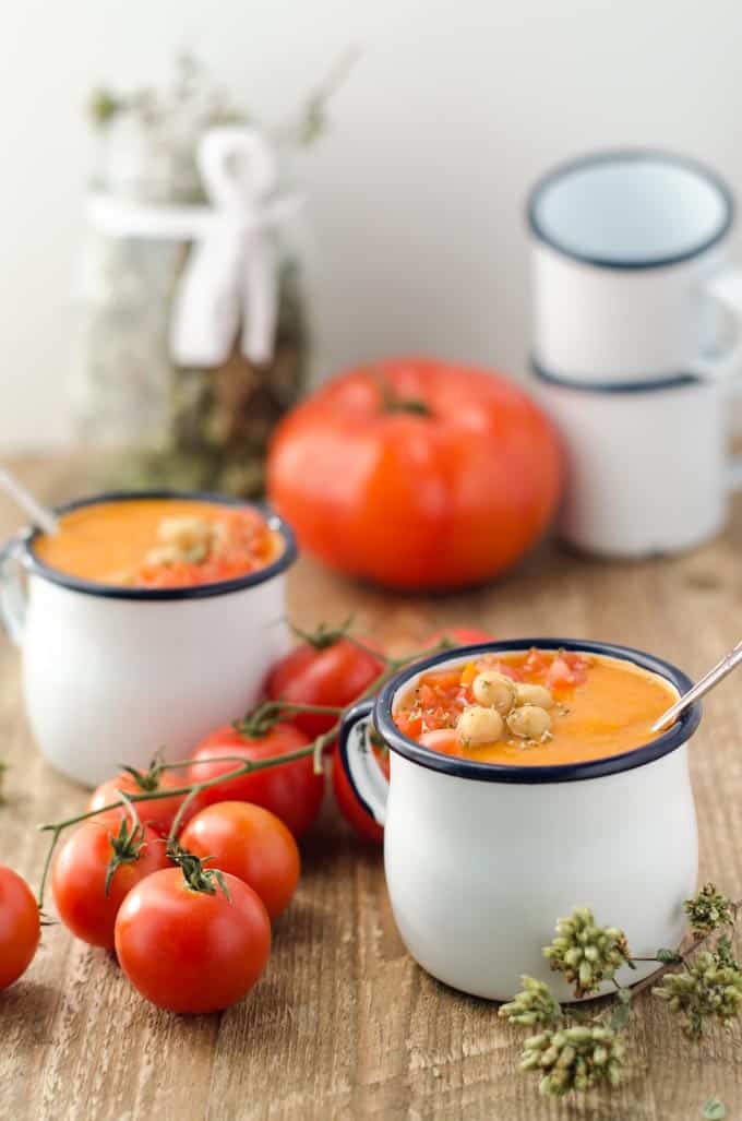 Sämig, fruchtige Gebackene Kichererbsen-Tomatensuppe. Einfache Zubereitung, tolle Aromen und natürlich kalorienarm!