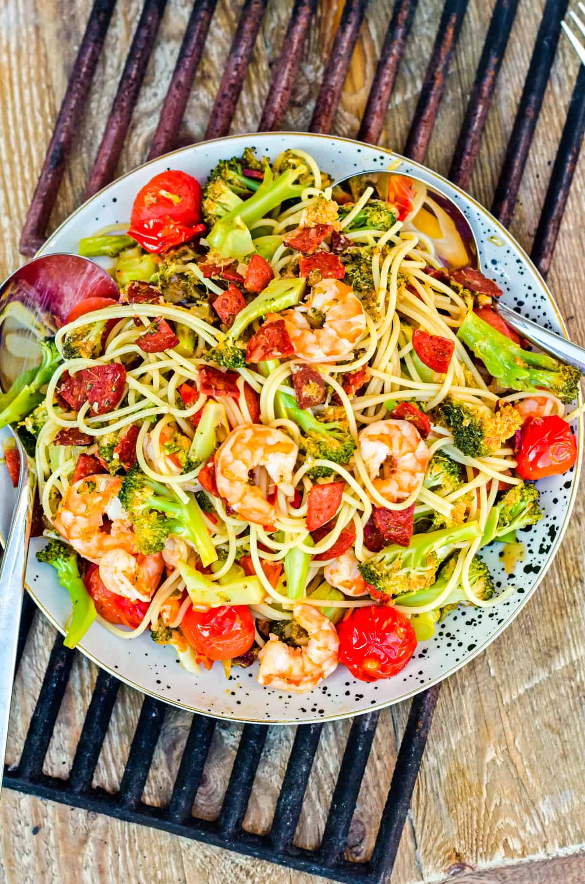 Spaghetti mit Garnelen und Gemüse von oben