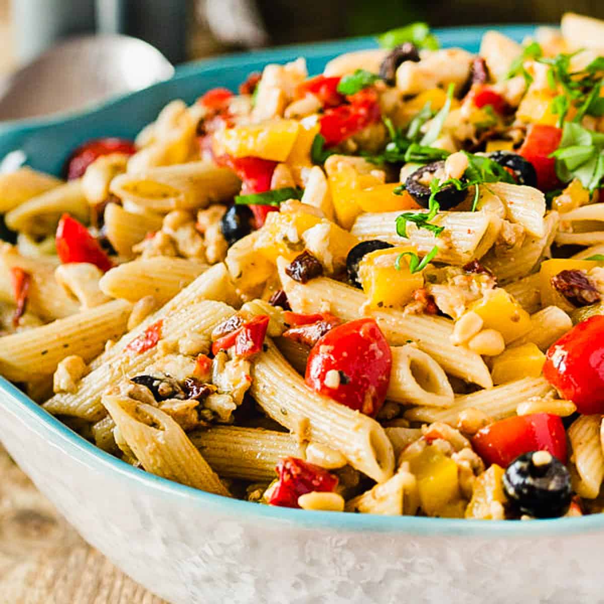 Italienischer Nudelsalat in hellblauer Schaue in Nahaufnahme