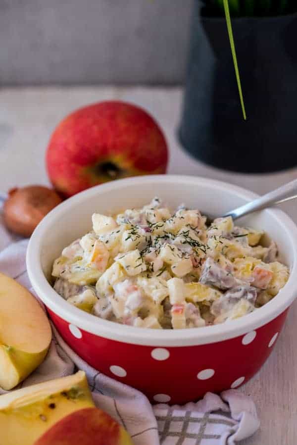 Leichter Matjes-Kartoffelsalat nach Hausfrauenart mit Äpfeln und Zwiebeln. Einfach, schnell, lecker und kalorienarm. www.einepriselecker.de