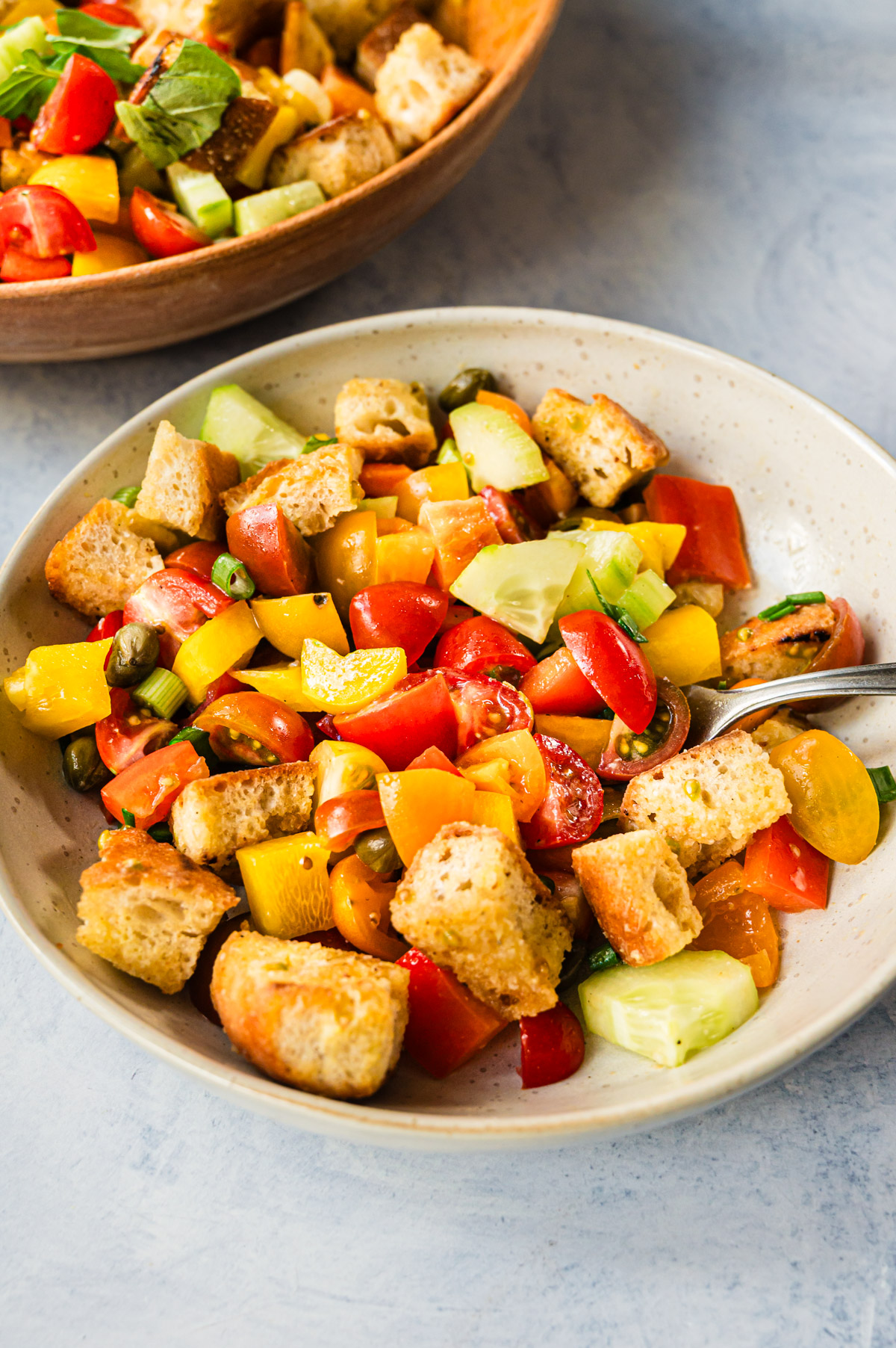 Panzanella in heller Schale, mit Gabel