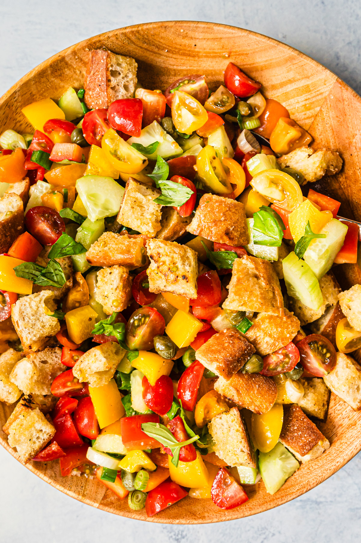 Panzanella in einer Holzschüssel, von oben fotografiert