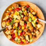 Panzanella in einer Holzschüssel mit Servierbesteck, von oben