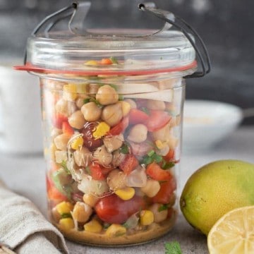 Bunter Salat mit Kichererbsen, Tomaten und Paprika in einem Weck Glas