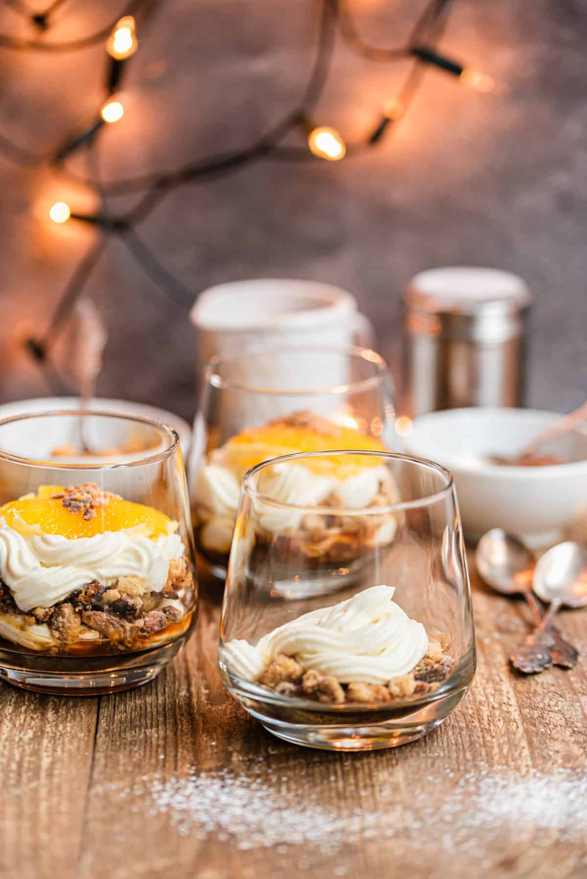 Schichtdessert wird in Glas angerichtet, Mascarpone Creme auf Stollen mit Espresso