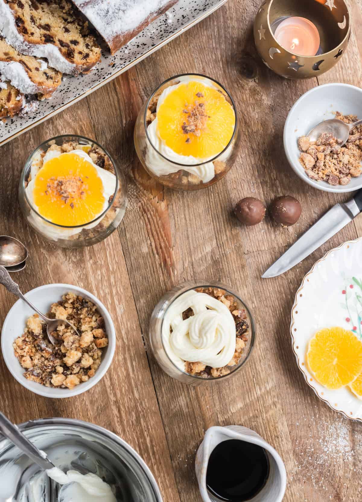 Stollen-Schichtdessert mit Orangen und Espresso wird zubereitet, vom oben