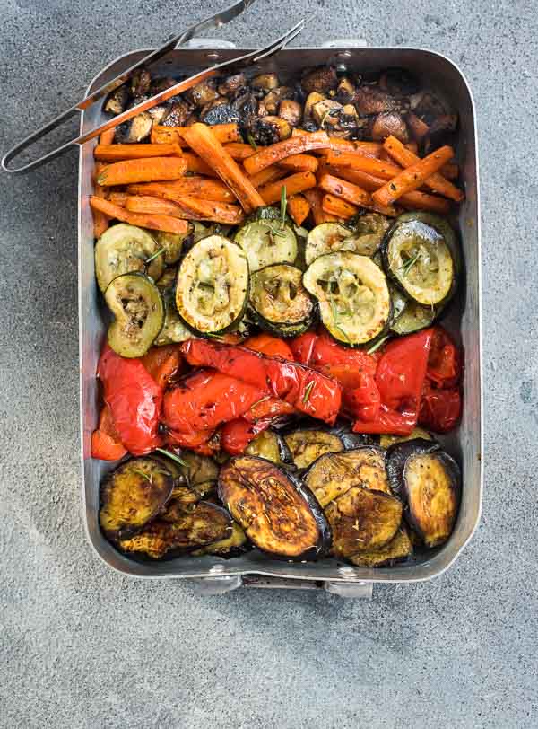 Verschiedene italienische Antipasti in einer Alu-Auflaufform von oben fotografiert