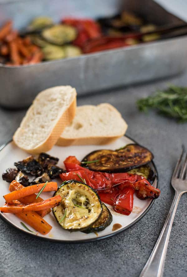 Verschiedene italienische Antipasti aus dem Backofen