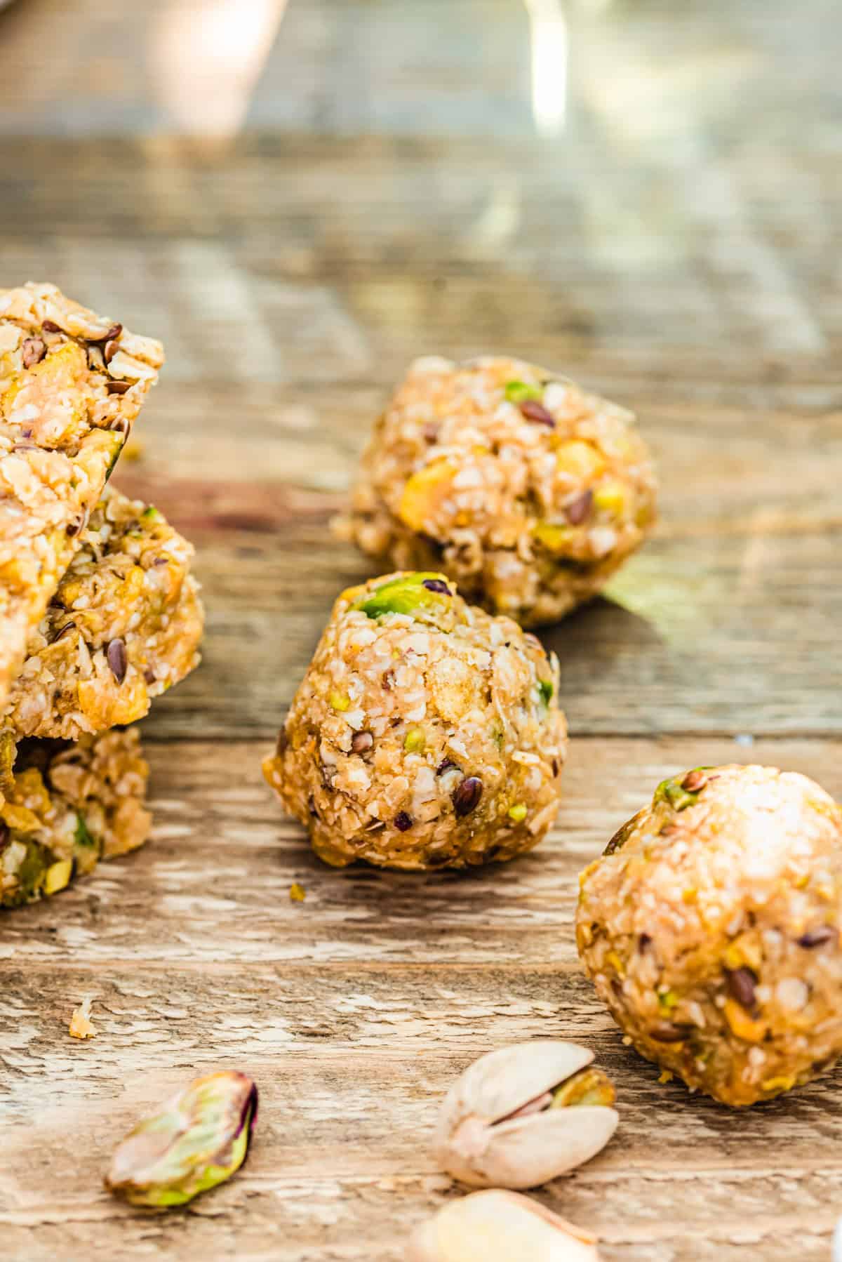 Energy Balls mit Pistazien auf Holztisch in Nahaufnahme